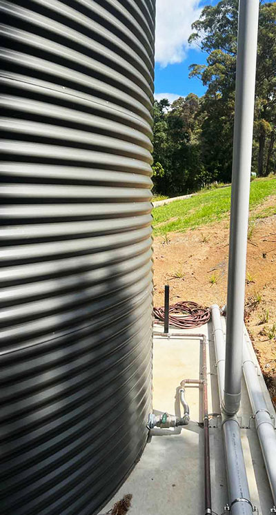 Water tank installation